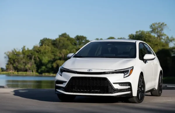 2023_Corolla_XSE_WindChillPearl_052_H